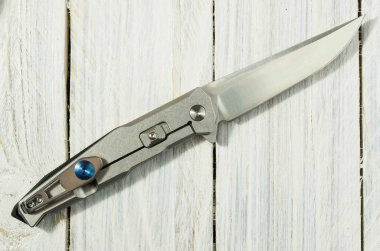 Bir ayna parlayan bıçak çelik bıçak. Arka taraf. Beyaz arka plan.