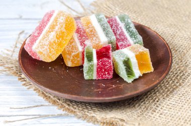 Şekerlemeler. Çok renkli sopa. Fron görünüm çok renkli marmelat