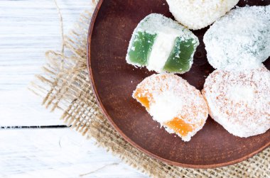 Rakhat lukum kil tabağa renkli. Türk lokumu. Doğu tatlılar.