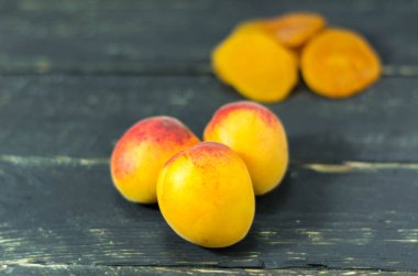 Taze kayısı ve kuru kayısı. Koyu ahşap arka plan. Sağlıklı.