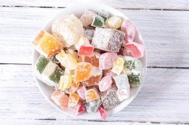 Çok renkli tatlılar beyaz bir tabak içinde. Tatlılar.