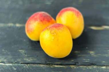 Taze sarı-kırmızı kayısı ile su bırakır. Meyve. Vitaminler. Sağlıklı.