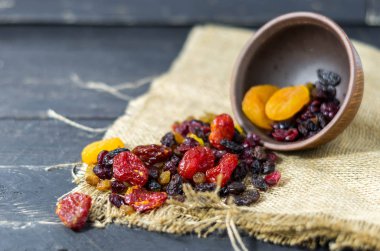 Kuruyemiş yayıldı. Raspifany kuru meyveleri. Düşük derinlik-in tarla. Sağlıklı.