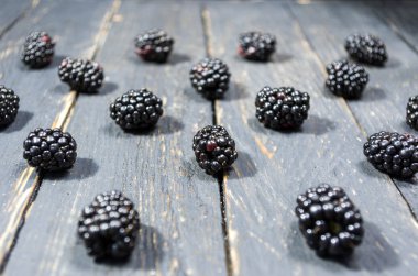 BlackBerry meyveleri üst üste düzenlenir. Önden görünüm. Kompozisyon uzuvlar.