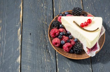 Peynirli kek ve çilek. Çilek pasta. Tatlı menüsü