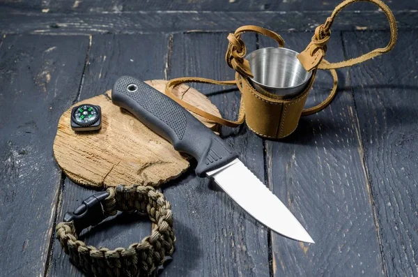 ハンターの鋭いナイフ コンパスと金属製マグカップ ハンター一式 — ストック写真