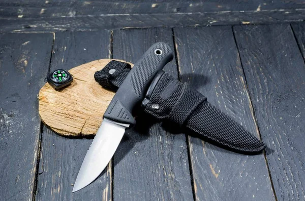 Cuchillo Cazador Con Vaina Brújula Sobre Fondo Madera Negro Militares — Foto de Stock