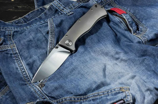 Nóż Składany Rączką Aluminium Nóż Pozycji Unfolded Stronie Fron Zimnej — Zdjęcie stockowe