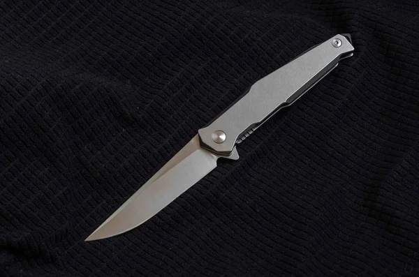 Foto Eines Messers Einem Niedrigen Schlüssel Vorderseite Schwarze Textilien — Stockfoto