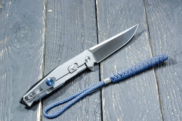带金属手柄和蓝色挂绳的刀 金属刀 — 图库照片
