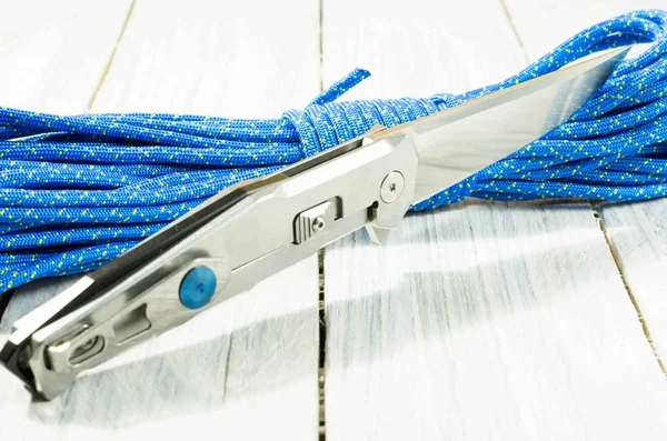 Cuchillo Acero Con Una Hoja Espejo Brillante Atrás Cuerda Paracord — Foto de Stock