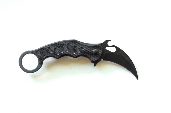 Тактический нож в форме клешни. Нож на белом фоне. Войска
.