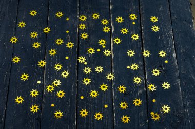 Parlak yıldız şenlikli koyu arka plan. Önden görünüm.