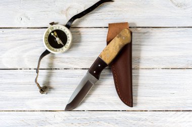 Bir bıçak ve pusula beyaz bir arka plan üzerine açık kompozisyonu. Beyaz kompozisyon.