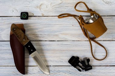 Bıçak, cam, pusula ve flint kıvılcımı almak için. Beyaz arka plan.