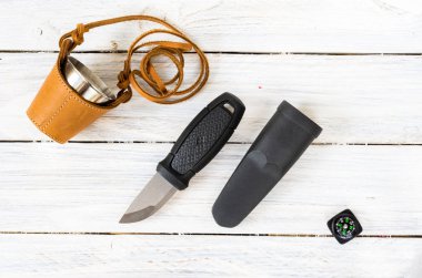 Kompozisyon bir bıçak ve beyaz bir arka plan üzerinde bir pusula. Avcılık kompozisyon.