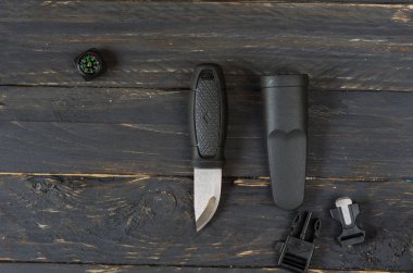 Siyah bir arka plan üzerinde siyah aksesuarları. Turist araçları. Açık.