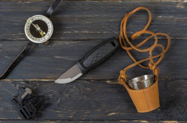 Siyah ahşap zemin turistik aksesuarlar. Seyahat.