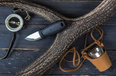 Bıçak ve pusula siyah bir arka plan. Demir Kupası bir deri çanta. Voleybol.