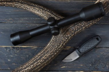 Siyah optik görüş bir turist bıçak ile çekim için. Atıcılık spor için bir manzara. Spor.