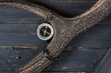 Turist pusula. Vintage pusula Hiking. Siyah arka plan