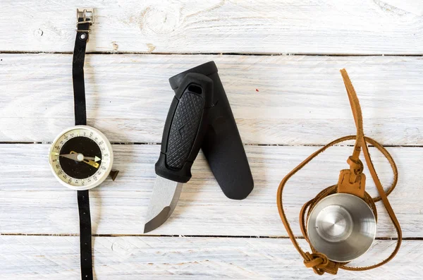 Kniv Med Fast Blad Ett Glas Läderväska Kompass För Turism — Stockfoto