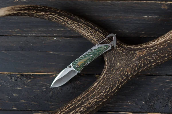 Cuchillo Verde Con Mosquetón Cuerno Ciervo Exterior — Foto de Stock