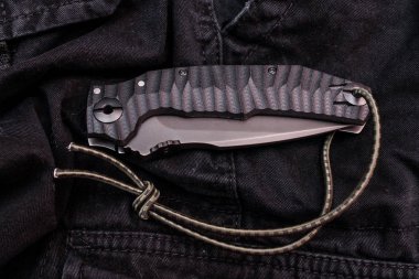 Siyah bir arka plan üzerinde bıçak bıçak katlama.