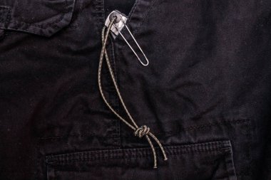 Bir bıçak da cebinde. Pantolon cebinde bıçak.