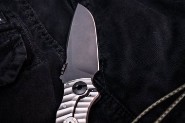 Kabartma titanic saplı bıçak. Siyah kumaş.