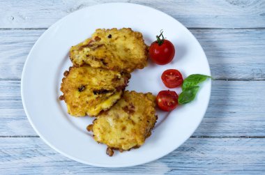 Pirzola ve kiraz domates. Beyaz bir tabak çanak. Önden görünüm.