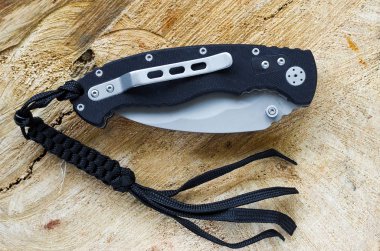Katlanmış formdaki çakı. Cep klip. Lanyard.
