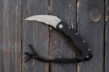 Katlanabilir çakı. Bıçak vücut darbeler çizmek için. EDC.