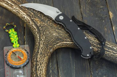 Kerambit askeri görev için. Bıçak ve pusula. Çakısı.