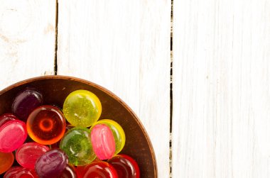 Şeker çerçeve köşesinde bir tabak.