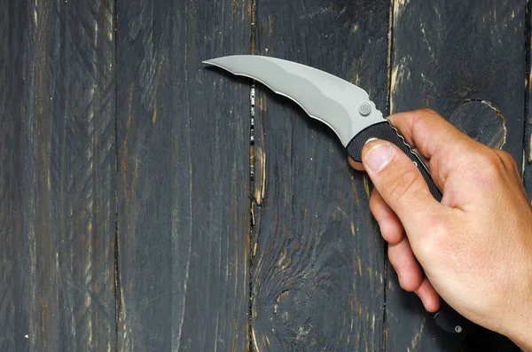 Man Håller Kniv Sin Högra Hand Kniv För Attack Svart — Stockfoto