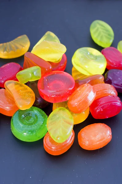 Glänzende Bunte Bonbons Auf Dunklem Hintergrund Süßigkeiten — Stockfoto