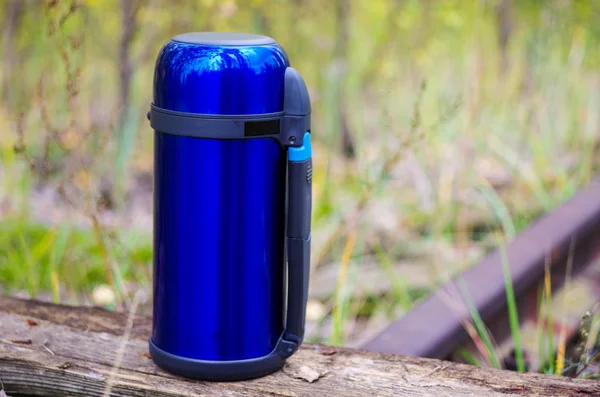 Termo Azul Para Guardar Bebidas Calientes Termos Izquierda — Foto de Stock