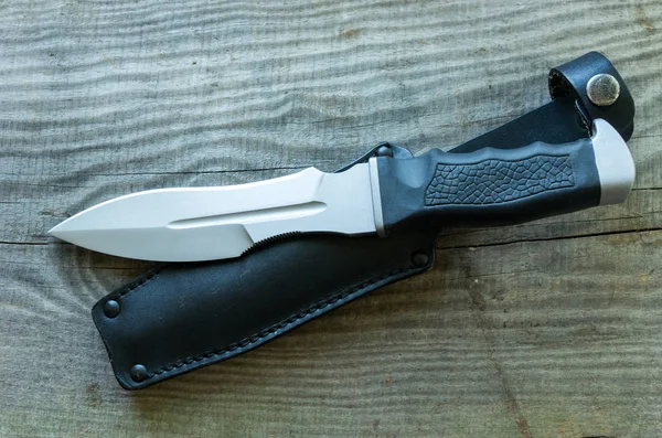 Армейский Нож Черный Кожаный Чехол Деревянный Фон Опасный Нож — стоковое фото