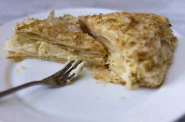 Beyaz tabakta dilimli kek parçaları. Tatlı.