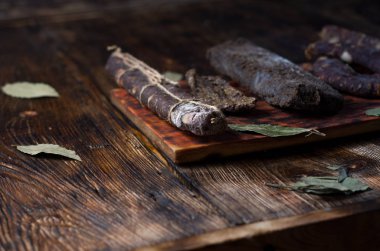 Ev yapımı sosis mutfak gemide. Ahşap masa.