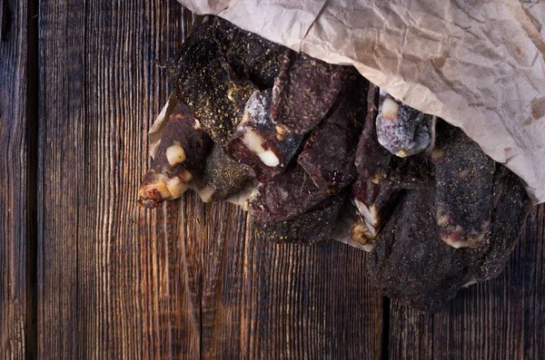 Uma variedade de salsichas secas. Carnes em embalagem artesanal . — Fotografia de Stock