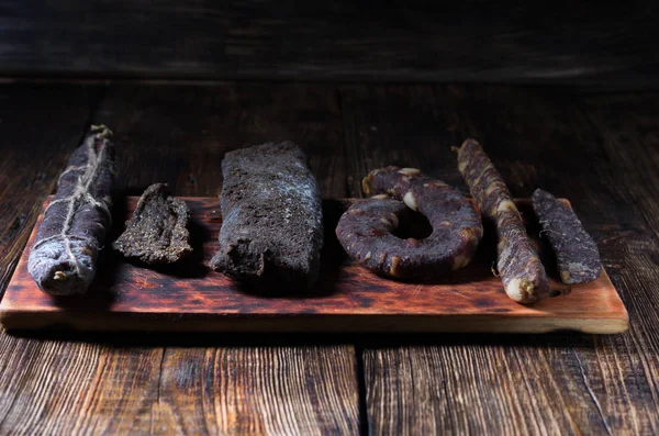 Contador de carne. Una variedad de productos cárnicos sobre la mesa . — Foto de Stock