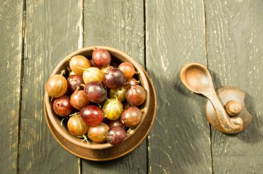 Birçok çilek plaka. Bektaşi üzümü koyu arka plan üzerinde. Dekoratif fotoğraf. Koyu arka plan. Sıcak ruh hali.