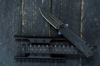 Bıçak ve picatiny demiryolu. Askeri kompozisyon. Ahşap arka plan