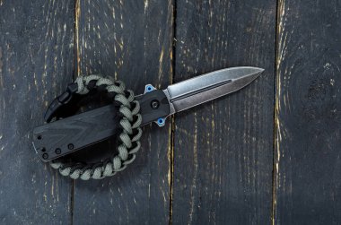 Ordu bıçak ve bilezik hayatta kalmak için. Düşük anahtar.