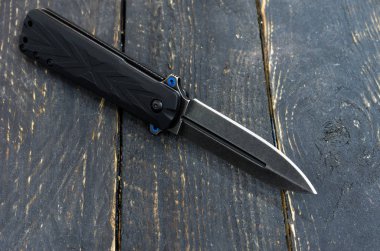 Siyah bıçak ahşap arka plan. Siyah doku. Köşegen