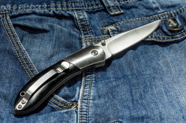 Tuhaf bir siyah saplı bıçak katlama.