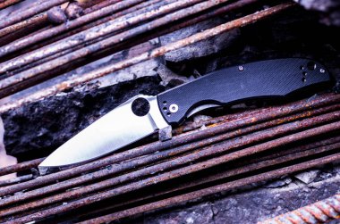 Her gün taşımak için çakı. Bir sürü düz çizgiler. Paslı tel.