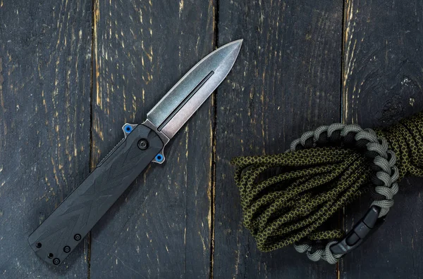 Taschenmesser Und Überlebensarmband Paracord Schwarzes Messer — Stockfoto
